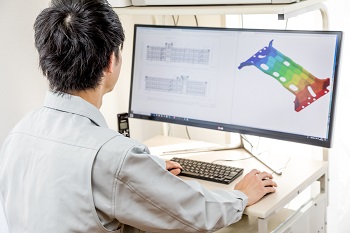 PCを操作している男性の写真