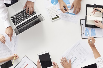 様々な人が連携しているイメージ写真